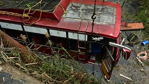 പഞ്ചാബില് ഓടിക്കൊണ്ടിരുന്ന ബസ് പാലത്തില് നിന്ന് വീണ് 8 പേര് മരിച്ചു