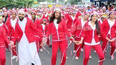 15000 സാന്റാക്ലോസുമാര്, ചുവന്ന കടലായി തൃശൂര്; ക്രിസ്തുമസിന്റെയും പുതുവര്ഷത്തിന്റെയും പ്രതീക്ഷകളുമായി ബോണ് നതാലെ