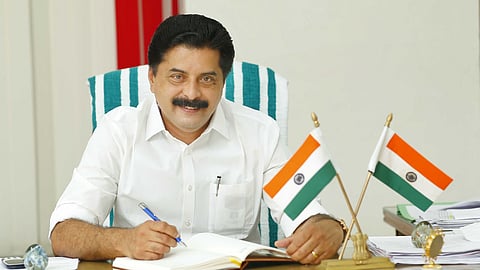 കാട്ടാന ശല്യം ഒഴിവാക്കാൻ പ്രത്യേക പദ്ധതി തയ്യാറാക്കും; അമറിൻ്റെ കുടുംബത്തിന് സഹായധനം കൈമാറി റോഷി അഗസ്റ്റിൻ