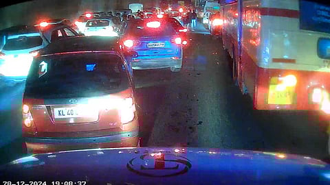 ആംബുലൻസുകൾ ഗതാഗതക്കുരുക്കിൽ പെട്ടു; കോഴിക്കോട് രണ്ട് പേർക്ക് ജീവൻ നഷ്ടമായി