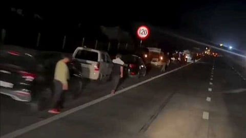 ഒരേസമയം പഞ്ചറായത് 50 ലധികം കാറുകൾ! മുംബൈ- നാഗ്പൂർ പാതയിൽ മണിക്കൂറുകളോളം ഗതാഗതം സ്തംഭിച്ചു