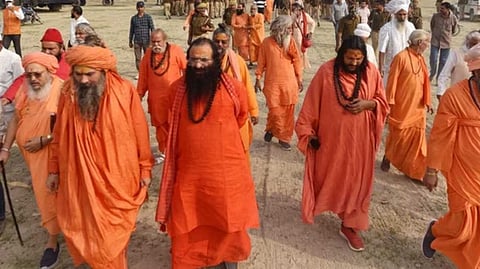 'അവര് തുപ്പും, മൂത്രമൊഴിക്കും'; മഹാ കുംഭമേളയില് അഹിന്ദുക്കള്ക്ക് കടകള് തുറക്കാന് അനുമതി നല്കരുതെന്ന് അഖില ഭാരതീയ അഖാഡ പരിഷത്ത്