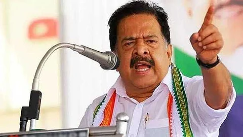 "ശിവൻകുട്ടിയെ വിദ്യാഭ്യാസ മന്ത്രിയാക്കിയ ആളെ മുക്കാലിയില് കെട്ടി അടിക്കണം"; ചോദ്യപേപ്പര് ചോര്ച്ച വിവാദത്തിൽ രമേശ് ചെന്നിത്തല
