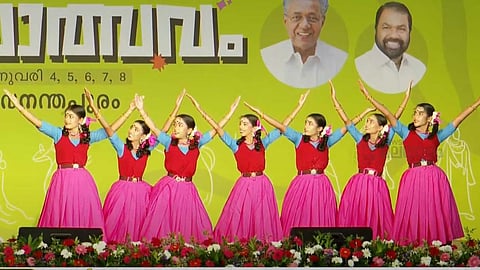 വെള്ളാര്മല സ്കൂളിലെ കുട്ടികള് അവതരിപ്പിച്ച സംഘനൃത്തത്തില്നിന്ന്