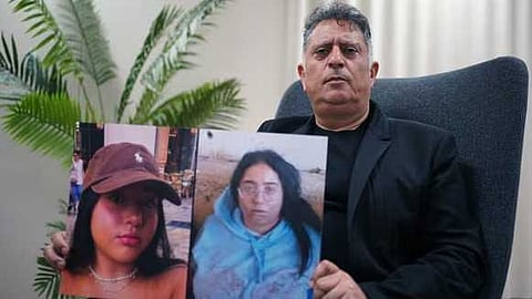 ബന്ദിയാക്കപ്പെട്ട മകളുടെ ചിത്രവുമായി പിതാവ്