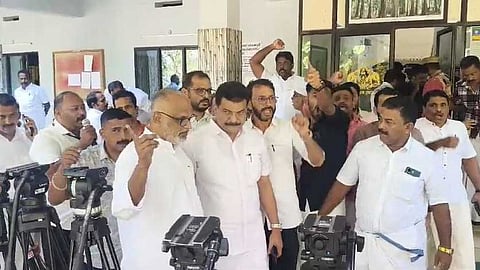 വന്യജീവി ആക്രമണം: നിലമ്പൂര് DFO ഓഫീസ് ഉപരോധിച്ച് പി.വി അന്വറിന്റെ
DMK; ജനല്ചില്ലുകളും കസേരകളും അടിച്ചു തകര്ത്തു