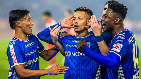 ചുവപ്പു കാർഡ് വാങ്ങി രണ്ടുപേരെ നഷ്ടമായിട്ടും നോഹയുടെ ഗോളിൽ ആവേശജയം നേടി കേരള ബ്ലാസ്റ്റേഴ്സ്