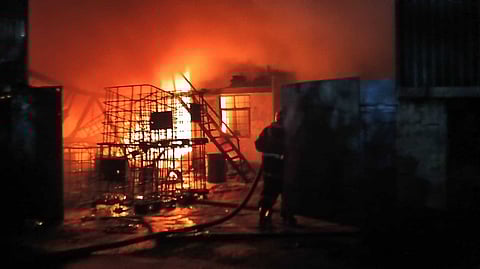 എറണാകുളം പാതാളത്ത് ഫാക്ടറിയിൽ തീപിടിത്തം; ഫയർഫോഴ്സെത്തി തീ നിയന്ത്രണ വിധേയമാക്കി