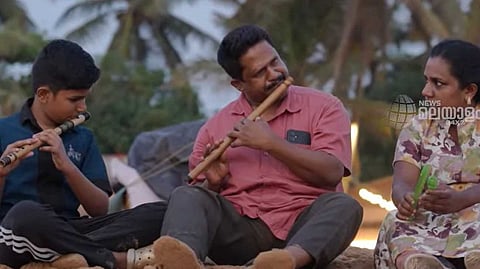 കാഴ്ച നഷ്ടപ്പെട്ട അച്ഛന്റെ കണ്ണാകുന്ന മക്കള്; കലോത്സവം കാണാനെത്തിയ ജയരാജൻ മാഷ്