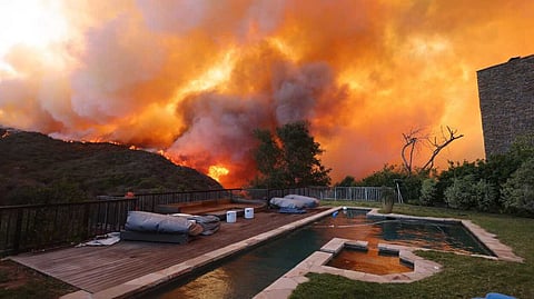 കാലിഫോർണിയയിൽ കൊടിയ നാശം വിതച്ച് കാട്ടുതീ; 30,000 ആളുകളെ മാറ്റിപ്പാർപ്പിച്ചു, അടിയന്തരാവസ്ഥ പ്രഖ്യാപിച്ച് ഗവർണർ