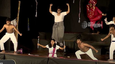 നാടിനകം കണ്ട കുട്ടി കലാകാരന്മാർ; അവരുടെ വലിയ നാടക ലോകം