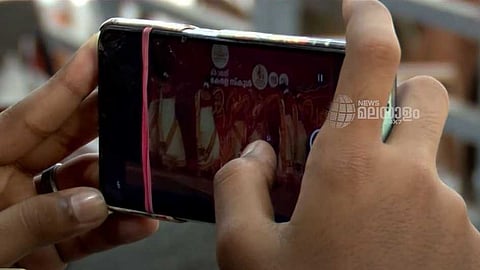 വേദിയിലേക്ക് തിരിയുന്ന മൊബൈലുകള്; സ്ക്രീനിലേക്ക് ഒതുങ്ങുന്ന കാണികള്