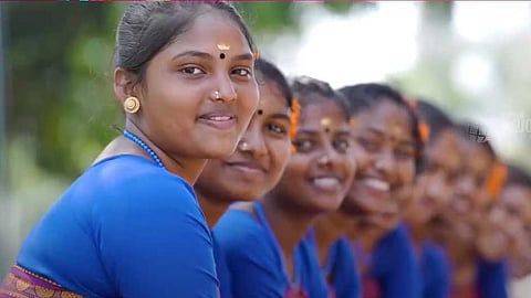 പരിശീലകരായും മത്സരാർഥികളായും വേഷപ്പകർച്ച നടത്തിയവർ; കലോത്സവ വേദിയിലെ ഇരുള നൃത്തം