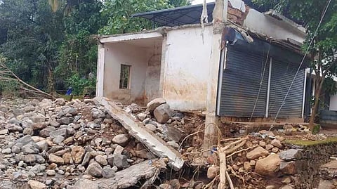 വിലങ്ങാട് ഉരുള്പൊട്ടല് ദുരന്തബാധിതര്ക്ക് വീണ്ടും ഇരുട്ടടി, നഷ്ടപരിഹാര പട്ടികയില് അപാകത; അര്ഹരായവരുടെ പേരുകളില്ല