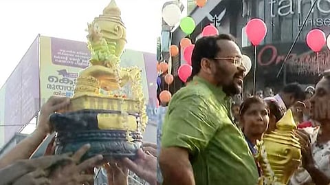 വിജയാവേശത്തില് നാട്; സ്വര്ണക്കപ്പിന്റെ മാതൃക തൃശൂരിലെ കൊരട്ടിയില് എത്തിച്ചു