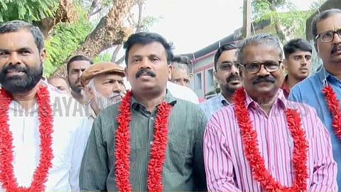 പെരിയ കേസിൽ ശിക്ഷ മരവിപ്പിച്ച സിപിഎം നേതാക്കൾ ജയിൽ മോചിതരായി; ജയിലിന് പുറത്ത് വൻ സ്വീകരണമൊരുക്കി പാർട്ടി
