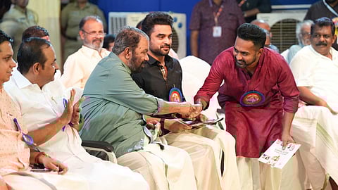 കൈ നീട്ടി, 'അങ്ങനെ ഞാനും പെട്ടു', ബേസില് യൂണിവേഴ്സിലേക്ക് ശിവന്കുട്ടിയും; ആസിഫിനൊപ്പമുള്ള വൈറല് വീഡിയോ പങ്കുവെച്ച് മന്ത്രി