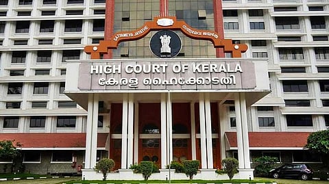 റോഡ് തടഞ്ഞുള്ള യോഗങ്ങൾ: കോടതിയലക്ഷ്യ നോട്ടീസ് അയച്ച് ഹൈക്കോടതി; എം.വി. ഗോവിന്ദനും മുഹമ്മദ് ഷിയാസും അടക്കമുള്ള നേതാക്കൾ നേരിട്ട് ഹാജരാകണം