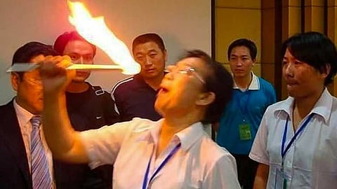 ആത്മവിശ്വാസം കൂട്ടാൻ തീവിഴുങ്ങണം; ജീവനക്കാരെ പ്രതിസന്ധിയിലാക്കി ചൈനീസ് കമ്പനി, ചർച്ചയായി കുറിപ്പ്