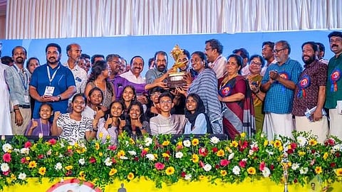 കലാകിരീടത്തിൽ മുത്തമിട്ടതിൻ്റെ ആഘോഷം; തൃശൂർ ജില്ലയിലെ സ്കൂളുകള്ക്ക് നാളെ അവധി