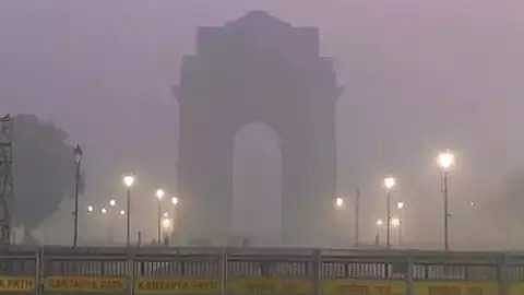 മൂടൽമഞ്ഞിൽ മൂടി ഡൽഹി, 150 വിമാനങ്ങളും, 26 ട്രെയിനുകളും വൈകി; വായു ഗുണനിലവാരം അതീവ ഗുരുതരം