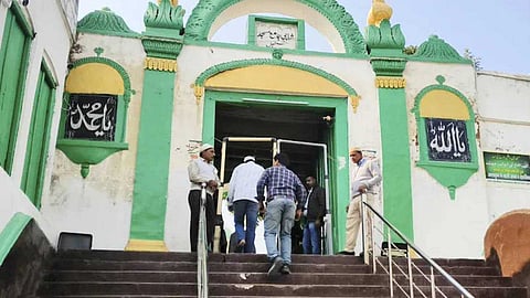 സംഭല് ഷാഹി മസ്ജിദ് വളപ്പിലെ പൂജ തടഞ്ഞ് സുപ്രീംകോടതി; രണ്ടാഴ്ചയ്ക്കകം റിപ്പോര്ട്ട് നല്കാന് ജില്ലാ ഭരണകൂടത്തിന് നിര്ദേശം