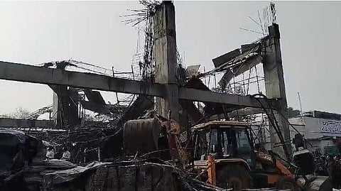 യുപിയിൽ റെയിൽവേ സ്റ്റേഷൻ്റെ മേൽക്കൂര തകർന്നു; നിരവധി പേർ കുടുങ്ങിക്കിടക്കുന്നതായി സംശയം