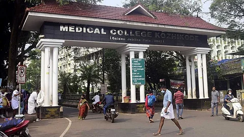 ഒന്പത് മാസത്തെ കുടിശ്ശിക ലഭിച്ചില്ല; കോഴിക്കോട് മെഡിക്കല് കോളേജ് ആശുപത്രിയിലെ ന്യായവില മെഡിക്കല് സ്റ്റോറുകളിലേക്കുള്ള മരുന്ന് വിതരണം നിര്ത്തി