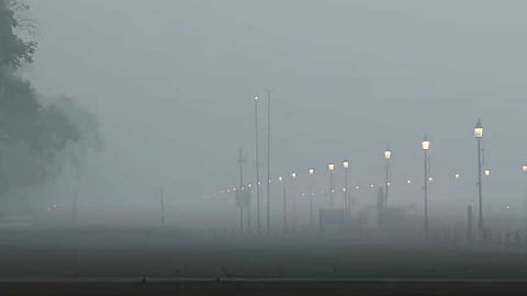 ഡൽഹിയിലെ വായു നിലവാരത്തിൽ നേരിയ പുരോഗതി; കനത്ത മൂടൽമഞ്ഞ് തുടരുന്നു, മഴയ്ക്ക് സാധ്യത