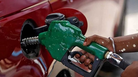 പെട്രോള് പമ്പുകൾ അടച്ചുകൊണ്ടുള്ള സമരം ആരംഭിച്ചു; ഉച്ചയ്ക്ക് 12 മണി വരെ തുറക്കില്ല