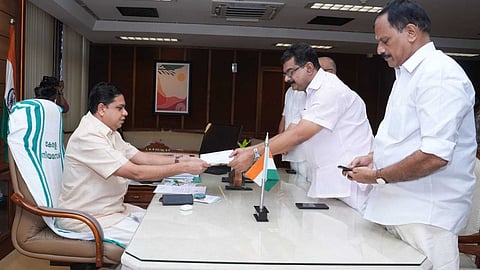 സസ്പെൻസിന് വിരാമം; എംഎൽഎ സ്ഥാനം രാജിവെച്ച് പി.വി. അൻവർ