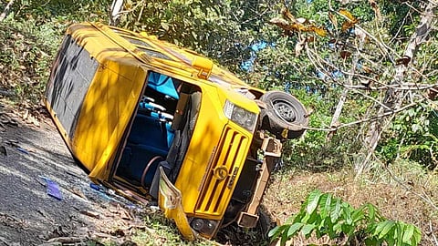 പത്തനംതിട്ടയിൽ നിയന്ത്രണം വിട്ട സ്കൂൾ ബസ് മറിഞ്ഞു; ആർക്കും പരുക്കില്ല