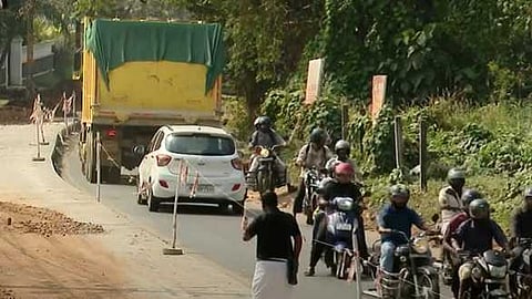 ജനങ്ങളുടെ യാത്രാ ക്ലേശം ഇരട്ടിയാക്കി റോഡ് പണി; തൃശൂർ-കൊടുങ്ങല്ലൂർ സംസ്ഥാന പാതയുടെ നിർമാണം ഇഴയുന്നതിനെതിരെ പ്രതിഷേധം
