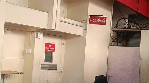 വയോധികന് മരിച്ചെന്ന് ബന്ധുക്കള്, ഇല്ലെന്ന് കണ്ടെത്തി അറ്റന്ഡർ; കണ്ണൂരില് മോർച്ചറിയിലേക്ക് മാറ്റിയ ആള്ക്ക് ജീവന്