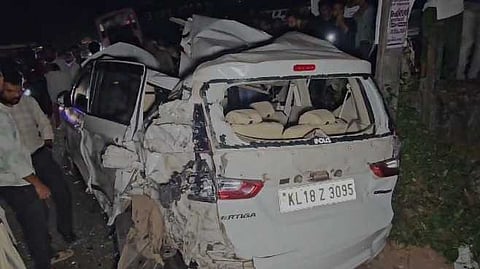 താമരശ്ശേരിയിൽ വാഹന അപകടം; ലോറിക്കും കെഎസ്ആർടിസി ബസിനും ഇടയിൽ കുടുങ്ങിയ കാർ യാത്രികർക്ക് പരിക്ക്