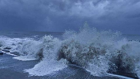 കള്ളക്കടൽ പ്രതിഭാസം, കേരള തീരത്ത് നാളെ കടലാക്രമണത്തിന് സാധ്യത; ജാഗ്രതാ നിർദേശം