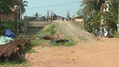 2022ൽ തുടക്കമിട്ടിട്ട് ഇതുവരെ പൂർത്തിയായത് 35% മാത്രം; കോഴിക്കോട് പുതിയപാലത്ത് പുതിയ പാലം പണി ഇഴഞ്ഞു നീങ്ങുന്നു