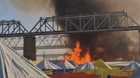 മഹാകുംഭമേളയിൽ വൻ തീപിടിത്തം; ക്യാമ്പിൽ സിലിണ്ടർ പൊട്ടിത്തെറിച്ചു