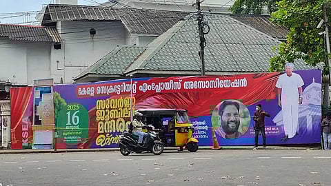 സെക്രട്ടേറിയറ്റിലെ ഫ്ലക്സ് വിവാദം: പ്രത്യേക അന്വേഷണ സംഘത്തെ രൂപീകരിച്ചു