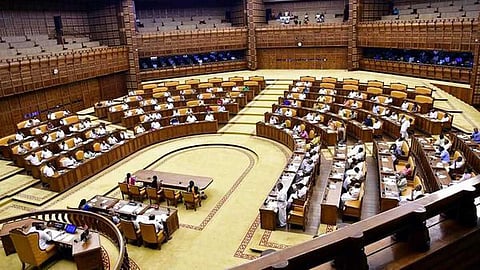 സർക്കാർ ജീവനക്കാരുടെ സമരം നിയമസഭയിൽ; അടിയന്തര പ്രമേയമായി ഉന്നയിക്കാൻ പ്രതിപക്ഷം