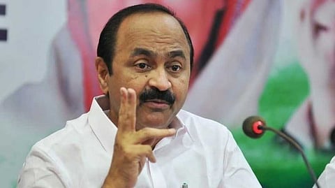 വിദൂഷകരുടെ വാഴ്ത്തു പാട്ടിൽ വീഴരുത്, അവരെക്കൊണ്ട് വിലാപകാവ്യം എഴുതിക്കാനുള്ള സാഹചര്യം ഉണ്ടാക്കരുത്; മുഖ്യമന്ത്രിയോട് വി.ഡി . സതീശൻ