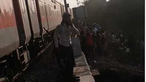 പുഷ്പക് എക്സ്പ്രസിൽ പുക കണ്ട് ഭയന്ന് പുറത്തേക്ക് ചാടി; മഹാരാഷ്ട്രയിൽ ട്രെയിനിടിച്ച് മരിച്ചവരുടെ എണ്ണം 11 ആയി