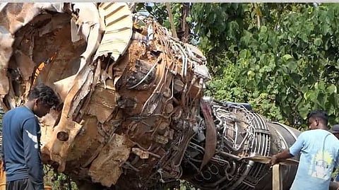 കരിപ്പൂർ വിമാന ദുരന്തത്തിന്റെ അവശേഷിപ്പുകള് നീക്കുന്നു; എയർ ഇന്ത്യാ എക്സ്പ്രസിന്റെ ഭാഗങ്ങൾ ഡല്ഹിയിലേക്ക് കൊണ്ടുപൊകും