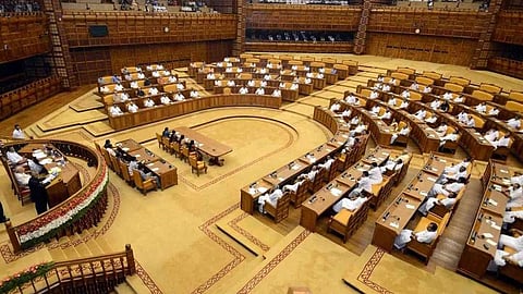 വനനിയമ ഭേദഗതിയിൽ തർക്കിച്ച് ഭരണ- പ്രതിപക്ഷങ്ങൾ; പ്രസംഗവേദിയല്ല പ്രമേയ സമയം, എഴുതിത്തന്ന കാര്യം സംസാരിക്കണമെന്ന് കുഴൽനാടനോട് സ്പീക്കർ, സഭ വിട്ടിറങ്ങി പ്രതിപക്ഷം