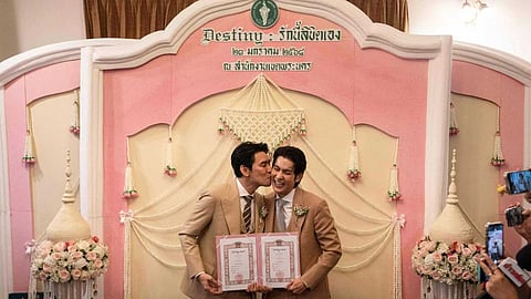 തായ്ലന്ഡിൽ സ്വവർഗ വിവാഹനിയമം പ്രാബല്യത്തിൽ; മാളുകളിൽ വലിയ വിവാഹച്ചടങ്ങുകൾ, വിവാഹിതരാകാനെത്തിയത് നൂറുകണക്കിനാളുകൾ