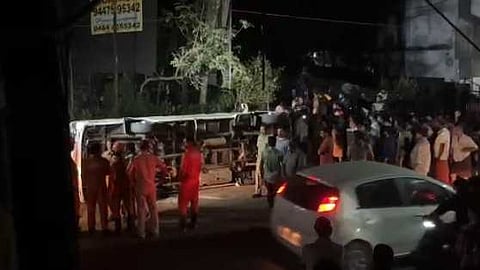കോലഞ്ചേരിയിൽ ട്രാവലർ മറിഞ്ഞ് അപകടം; 12 യാത്രക്കാർക്ക് പരിക്ക്