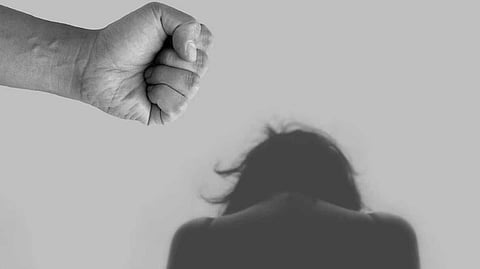 കടം വാങ്ങിയ പണം തിരിച്ചു നല്കാത്തതിന് യുവതിയുടെ മുടി മുറിച്ചു