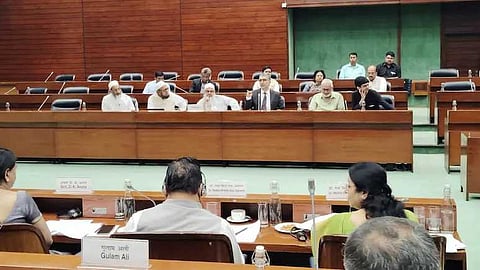 ജനാധിപത്യപരമായി ശബ്ദം ഉയർത്തിയത് ആവശ്യങ്ങൾ കേൾക്കാൻ; സസ്പെൻഷൻ സംഭവത്തിൽ ലോക്സഭ സ്പീക്കർക്ക് കത്തെഴുതി പ്രതിപക്ഷം