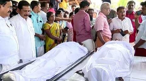 നെന്മാറ ഇരട്ട കൊലപാതകം: ഉള്ളുലഞ്ഞ് പൊട്ടിക്കരഞ്ഞ് മക്കള്, കൊല്ലപ്പെട്ടവരുടെ മൃതദേഹം സംസ്കരിച്ചു