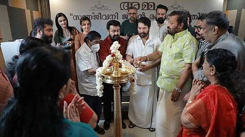 പ്രായമായാല് താരങ്ങള്ക്ക് ഒന്നിച്ച് താമസിക്കാന് ഗ്രാമം; മോഹന്ലാലിന്റെ ആശയം നടപ്പാക്കാന് AMMA